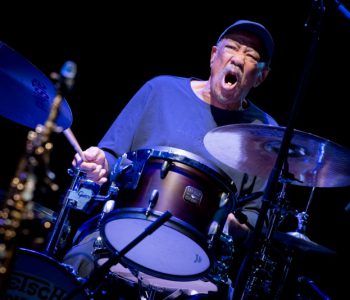 A new South African-Dutch collaboration with Louis Moholo-Mandla Mlangeni-Andile Yenana & Van Kemenade’s Three Horns And A Bass, on tour october 2019. De zeer ernstig zieke Louis Moholo wordt vervangen door de Zuidafrikaanse drummer Kesivan Naidoo.